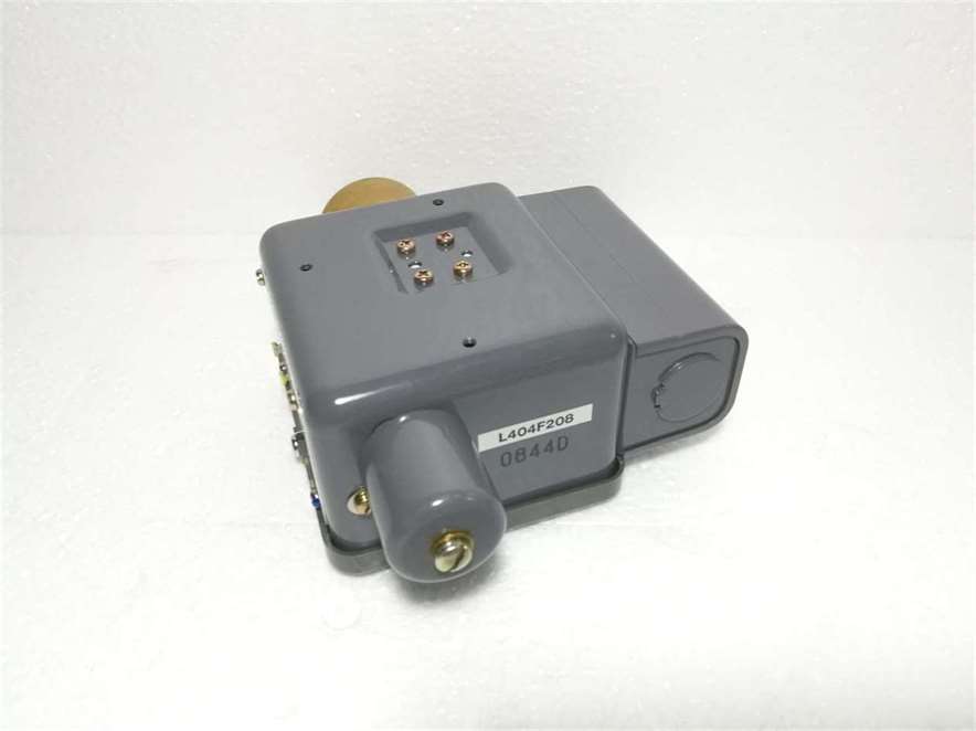Yamatake L404F208 Pressure Switch