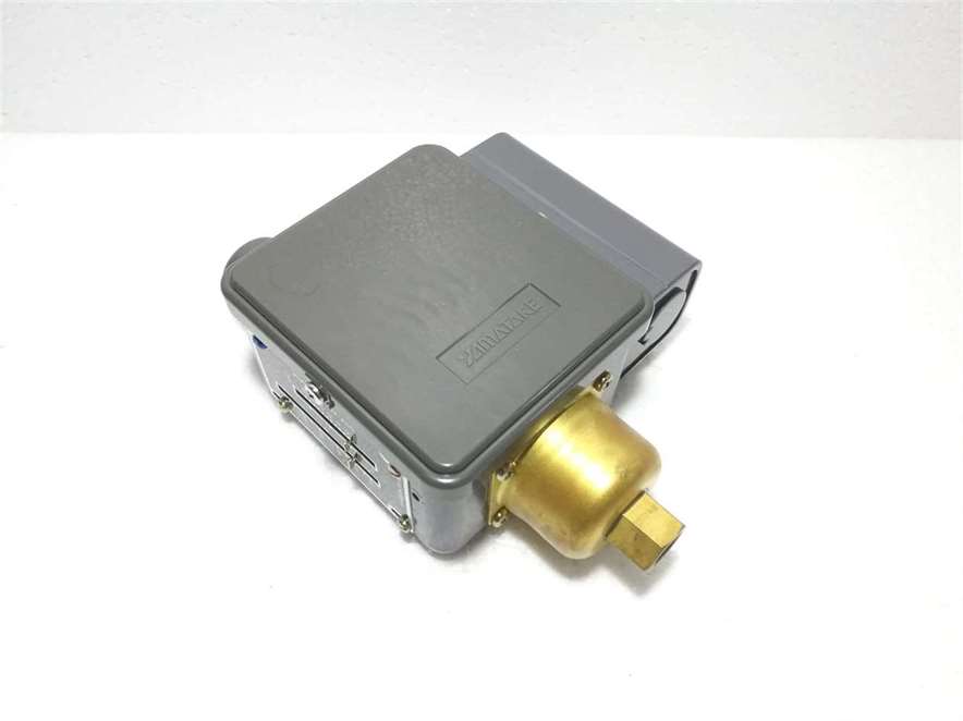 Yamatake L404F208 Pressure Switch